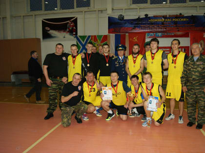 На баскетбольной площадке было жарко