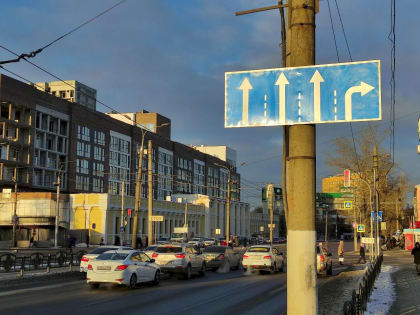 Не видели, не знаем. Водители массово поворачивают со Строителей к вокзалу, нарушая требования нового знака в Барнауле