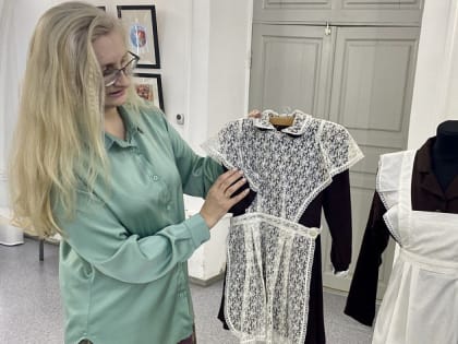 Синяя форма и белые фартуки могут вернуться в современные школы