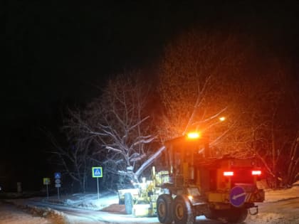 Дорожная служба проводит очистку дорог и тротуаров от снега