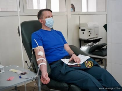 Более 70 алтайских спасателей сдали кровь в рамках донорской акции