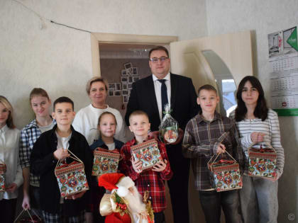 Глава администрации Индустриального района поздравил с наступающим Новым годом многодетную семью