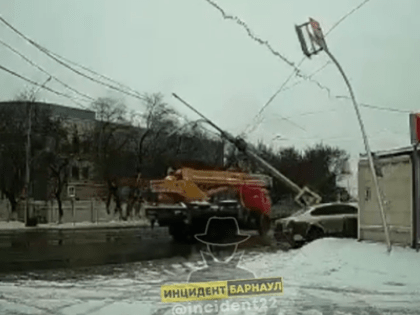 Грузовик зацепил провода и "повалил" опору освещения в Барнауле