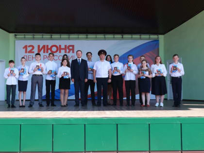 В День России четырнадцатилетним барнаульцам вручили их первые паспорта
