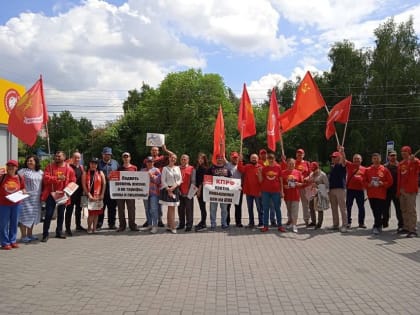 Коммунисты Ленинского района Барнаула провели пикет против роста тарифов ЖКХ