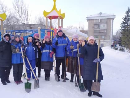 Депутаты принимают участие в расчистке городских территорий от снега и наледи