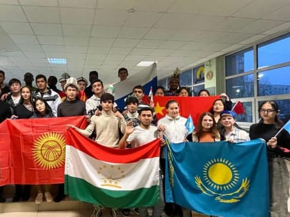 Более 100 иностранных студентов приняли участие в флешмобе «Дружба, единство, студенчество АлтГУ»