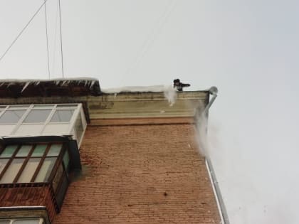 На территории Октябрьского района продолжается очистка от снега и наледи придомовых территорий и кровель