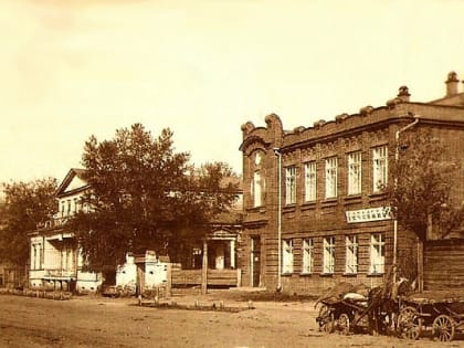 Среда Барнаула: городская амбулаторная лечебница и библиотека