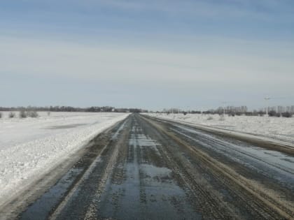 Дорожники в круглосуточном режиме продолжают устранять наледь на трассах региона