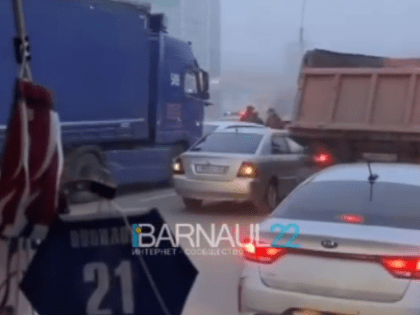 В Барнауле фура "вписалась" в легковушку на проспекте Калинина