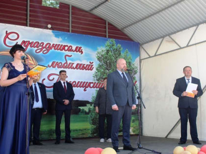 Губернатор Алтайского края Виктор Томенко поздравил жителей Троицкого района с вековым юбилеем малой родины