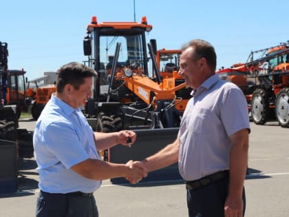 Районы Алтайского края получили новую дорожную технику