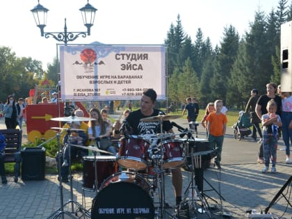 Отдельный блок праздничной программы на пл.Мира был подготовлен для любителей современных танцев, динамичной музыки и спорта