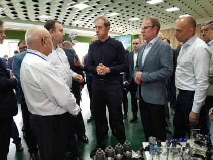 Виктор Томенко договорился с вице-премьером РФ Денисом Мантуровым об инвестициях на 26 млрд рублей