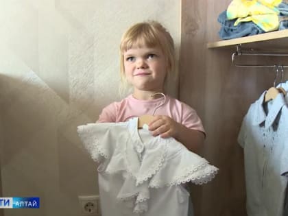Сегодня первый раз в первый класс пойдёт самая маленькая ученица Барнаула