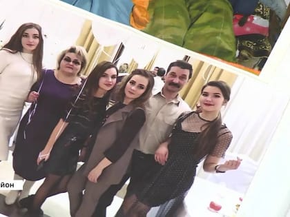 На Алтае девушки-пчеловоды, продолжая дело отца, управляют огромной пасекой