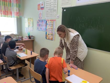 Молодогвардейцы поздравили с Международным днем защиты детей маленьких пациентов туберкулезной больницы