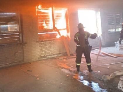 В Барнауле загорелось административное здание на Калинина
