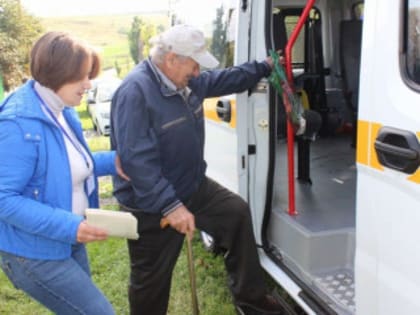 Мобильная бригада доставляет жителей отдаленных сел Рубцовского района на медосмотры