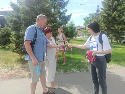 12 000 лент триколоров раздали барнаульские единороссы в День России