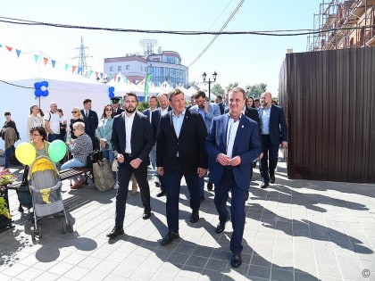 На пешеходной улице Мало-Тобольской проходит праздничная программа, посвященная Дню города