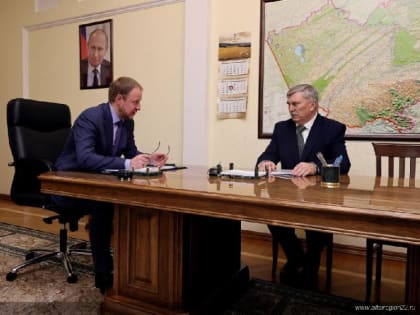 Губернатор Алтайского края Виктор Томенко провел рабочую встречу с и. о. главы Хабарского района Владимиром Бусыгиным