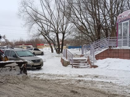 Снег и наледь убирают на улицах и во дворах Ленинского района