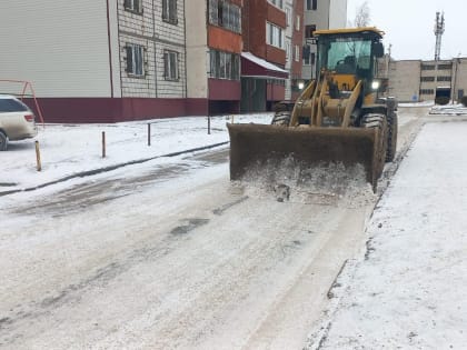 Снегопад в районе: уборка межквартальных проездов