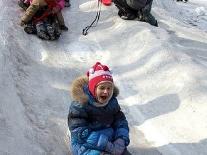 Снежные горки во дворах для детей строить можно