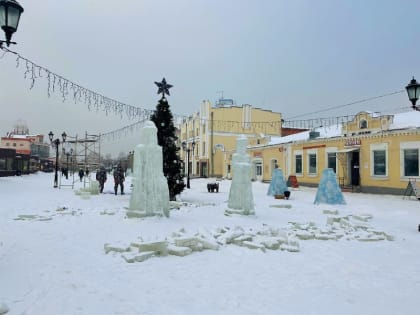 В Барнауле приступили к строительству новогоднего городка на улице Мало-Тобольской