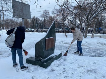 Студенты Алтайского госколледжа очистили от снега памятники, посвященные воинам Великой Отечественной войны