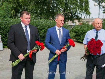 В Барнауле в День памяти и скорби состоялось возложение цветов к стеле Заводам Победы