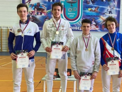 Фехтовальщики-саблисты определили сильнейших на юниорском первенстве Алтайского края