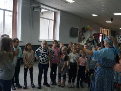 " Наших ворот в игры играет народ"