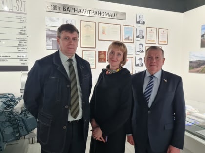 Депутат Госдумы Иван Лоор поздравил коллектив завода «Барнаултрансмаш» с 80-летним юбилеем предприятия