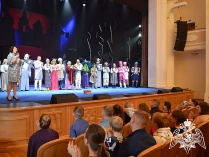 Молодежный театр Алтая подарил новогоднюю сказку детям военнослужащих и сотрудников Росгвардии