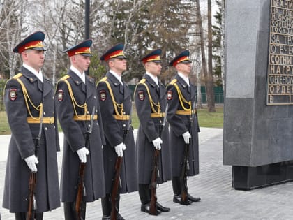 В Барнауле возложили цветы к стеле «Город трудовой доблести»