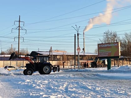 На дорогах, общественных и внутридворовых территориях Ленинского района продолжаются работы по уборке снега и наледи