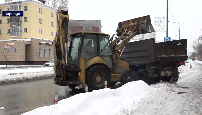 Горожанин из барнаула. Вывоз снега. Уборка снега экскаватор погрузчик визитка. Автомобили коммунальщиков. Снегопад в Южно Сахалинске 2021.