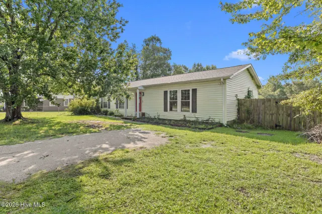 651 Queens Creek Road, Hubert, NC 28539