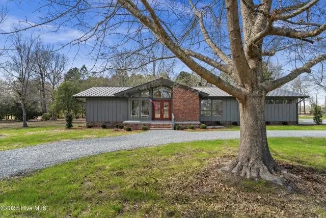 1000 Pine Street, Lake Waccamaw, NC 28450