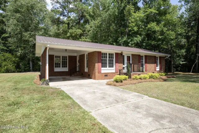 182 Crabapple Lane, Lake Waccamaw, NC 28450
