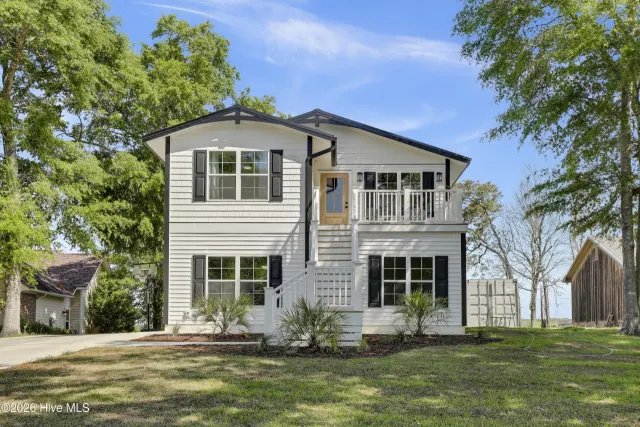 725 Chadwick Shores Drive, Sneads Ferry, NC 28460