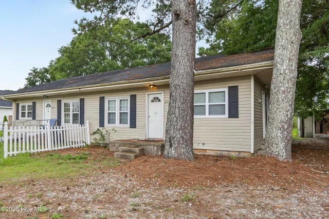 207 W Bridgers Street, Burgaw, NC 28425