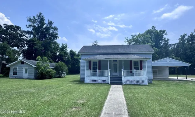 305 E Oak Street, Lake Waccamaw, NC 28450