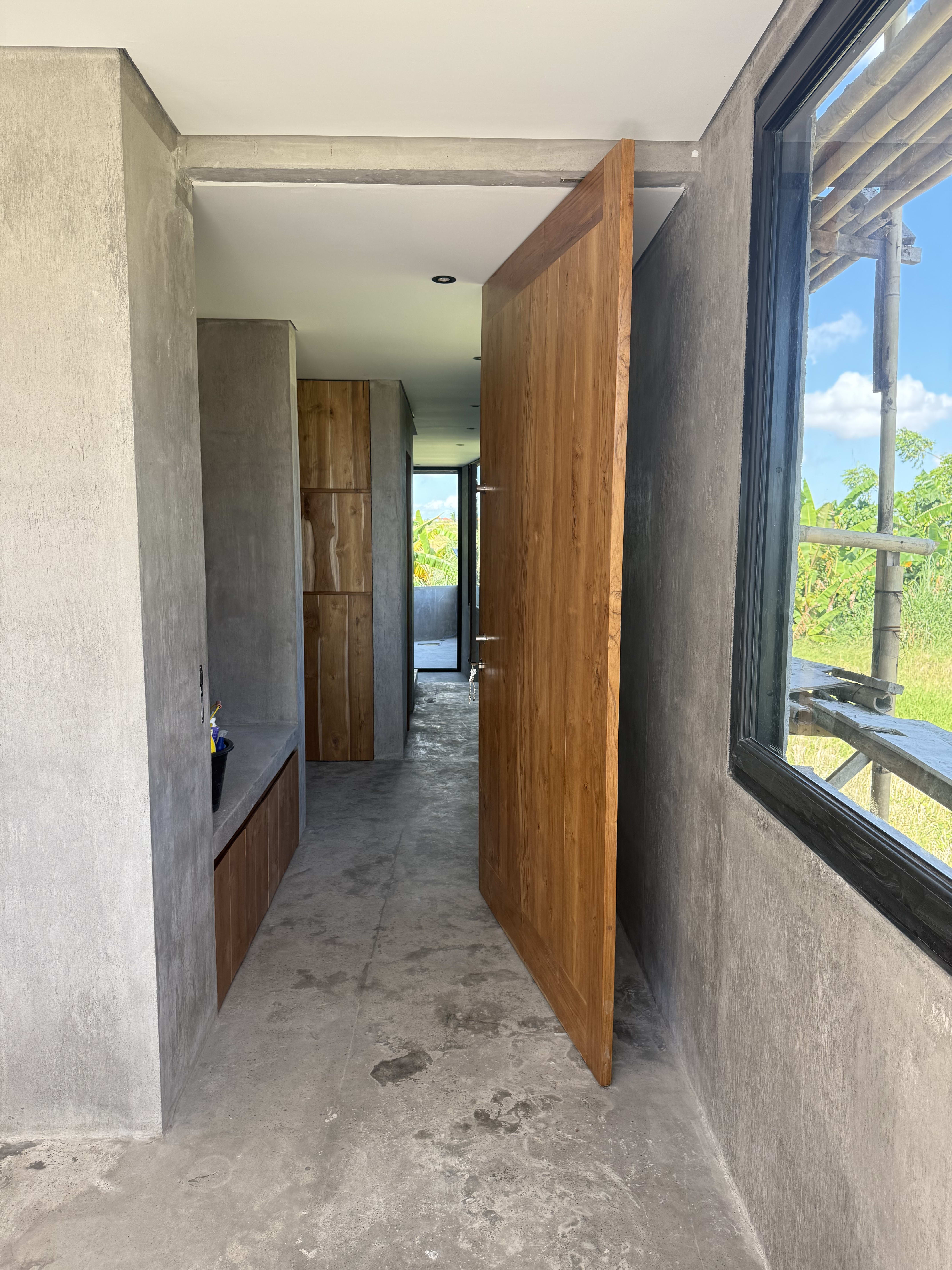 Porte entrée bois naturel villa Alba Bali