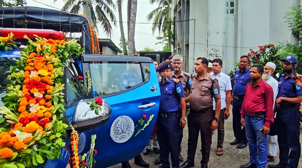 ৩৭ বছরের পুলিশি জীবনের ইতি, ফুলেল ভালোবাসায় বিদায় এসআই ছবির উদ্দিনের