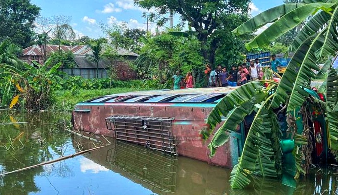 সৈয়দপুরে খাদে পড়ল বিয়ের বাস, আহত কয়েকজন