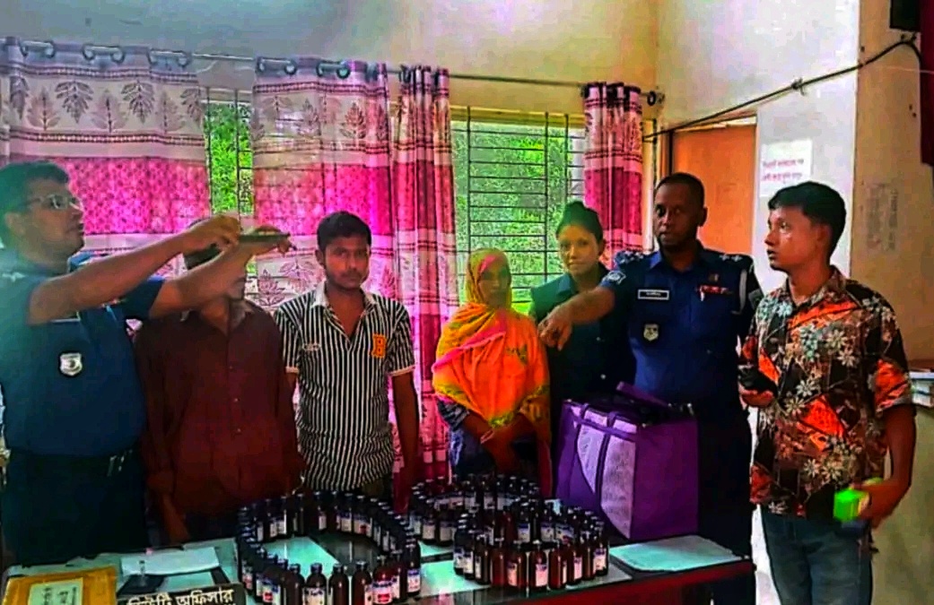 গোপন অভিযানে পার্বতীপুরে ৮০ বোতল স্কপ সিরাপ উদ্ধার, আটক ৩